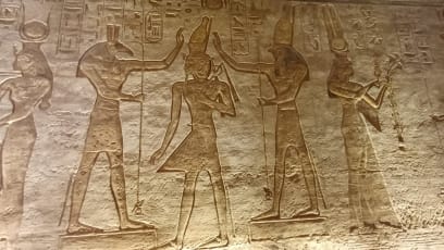 Králové byly zobrazováni s dvojitou korunou Horního a Dolního Egypta - ta spodní část je červená, horní (jakoby láhev) je modrá