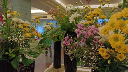 I přes vánoční bláznění jsou ve dvoraně hotelu nádherné podzimní kytice