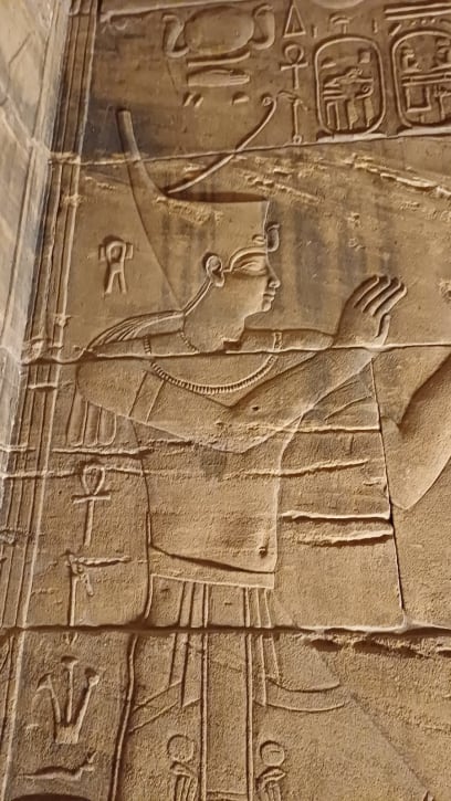 Tak! Celá léta to většina Západu říká špatně...neboli chyba díky překladu: vládci Egypta se nenazývali faraoni, nýbrž králové a královny! Proto je také Valley of the Kings a nikoliv Údolí faraonů, žeeee Said při provádění po památkach pořád mluvil o králích a královnách, až jsme se zeptali a prý je to opravdu chyba...faraon byl velký dům!!!