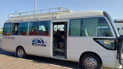 Busík z letiště někam...čekají nás den a půl v nějakém resortu a pak vyrazíme za poznáváním