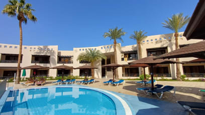 Resort Blend Club, čtyřhvězdičkový, ale menší a starší, tudíž útulný...tedy řeknu vám, že jak stárnu, tak vyhřívat si koncem listopadu kosti na slunci, je vážně paráda!