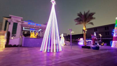 A bohužel potmě to není fotitelné, ale vánoční výzdoba je VRCHOL...jde o to, čeho..uffff ...no nic, je to bžunda, jak muslimové kvůli turistům zdobí v duchu křesťanském 😉