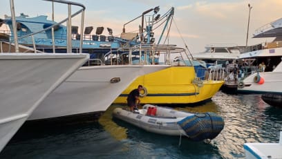 Ještě taková dnešní legrace: když jsme přijeli s lodí do přístavu, tak jsme se nevešli k molu,a tak nás přesunuli do malých člunů a předváželi k molu