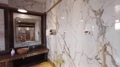 A v rezortech i tady na zastávce jsou přehršle mramoru...všechny schody, společenské prostory - to je doslova pokryté mramorem...tady vypadala umývárna takto: