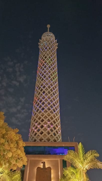 Večer měl být volný na odpočinek...takže jsme si vzali Uber a vyjeli si na Cairo Tower a pak se trochu rozhlédli po okolí...jsou tu slavné hotely, ambasády, obrovská botanická zahrada, fakulty univerzity, radnice atd...