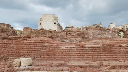 Kromě divadla zde byla i ulice obytných domů a římské lázně, podařilo se odkrýt i několik mozaiek