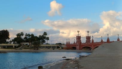 Západ slunce (k zahradám patří krásná pláž a je vidět malý maják