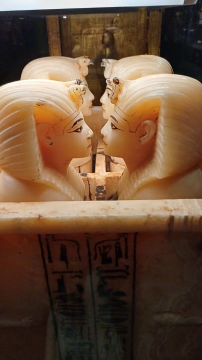 Začít poznávací den Pyramidami v Gíze za ranního oparu a končit za tmy v novém Velkém Egyptském muzeu před maskou Tutanchamona...co dodat?