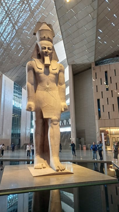 Zajímavost: když je faraon zobrazen s rovnou bradkou, jde o ztvárnění žijícího člověka