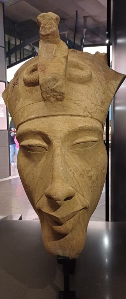 Zobrazení faraona Achnatona bez faraonskych znaků...podle mě úžasně zajímavá tvář