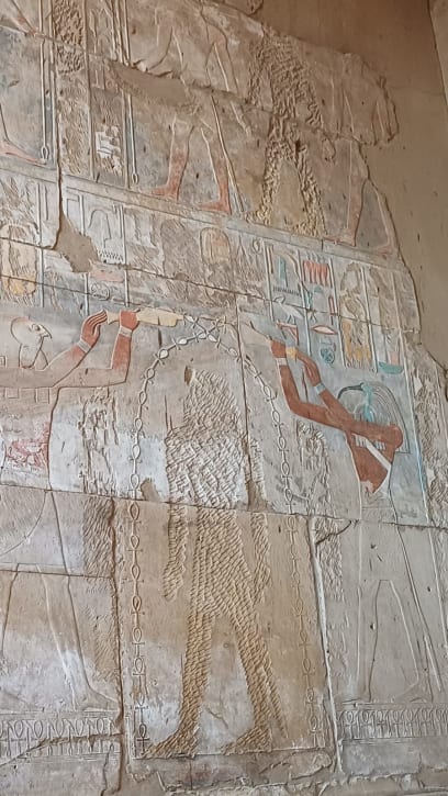 Hieroglyfy byly barevné jakož i sochy