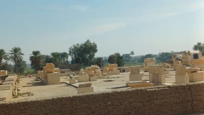 V blízkosti obou údolí jsou vesnice dělníků...mimochodem pyramidy směli stavět jedině svobodní dělníci, nikoliv otroci...a architekti byli velmi vážení!