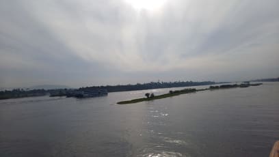 A kolem ubíhá africká krajina...kolem Nilu úrodná pole rýže, plantáže banánovníků, kokosové palmy...a pasou se tu jakési zvláštní rohaté krávy, přeletují volavky, mimo úrodnou půdu je hned zase poušť (zvedají se hory)...a slunce pomalu zapadá