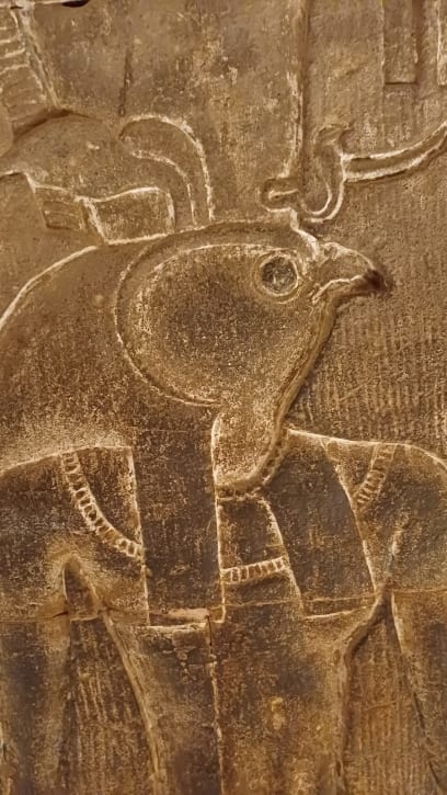 Stále Edfu - celé 2/3 chrámu byly pohřbené v písku