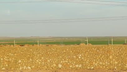 Umělé rameno Nilu v poušti a hned je tu pole