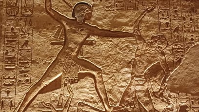 Byl to velký válečník a většinou vyhrál...poslední válka skončila nerozhodně a Ramses II uzavřel prv ní manželskou smlouvu ve známých dějinách lidstva, čímž válku ukončil a pak už neválčil