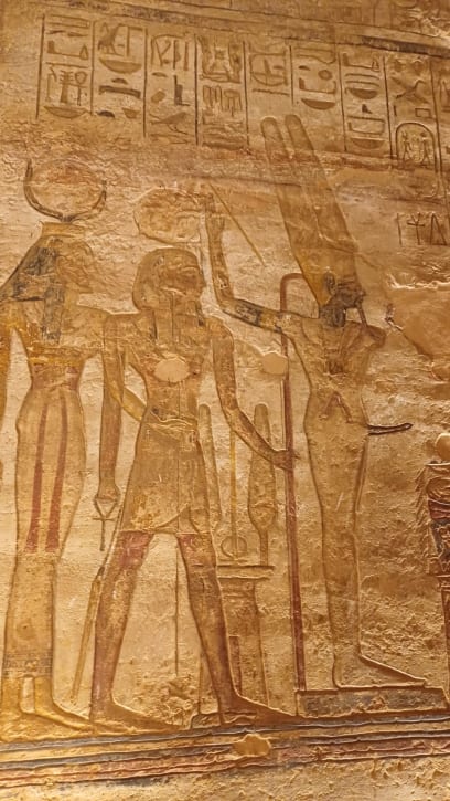 Vpravo je velmi oblíbený bůh,mimo jiné plodnosti