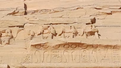 Ještě k chrámu Ramsese II.: opice na horním překladu chrámu čekají a pak se radují, když se každý den znovu narodí bůh Re