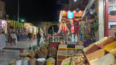 Zamířili jsme ještě na místní tržiště...je obrovské, čisté, dobře udržované, obchody a obchůdky pěkně naaranžované...nakupoval se čaje, datle a koření