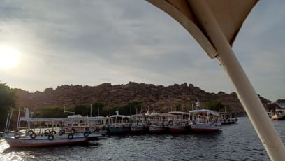 A ráno opět brzká vstávačka v 6h, snídaně a odjezd busem k loďce na ostrov s chrámem...v zátoce kotví spousta loděk