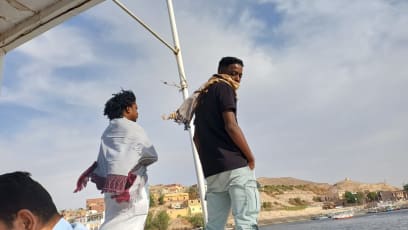 Vezli nás fešní Nubijci