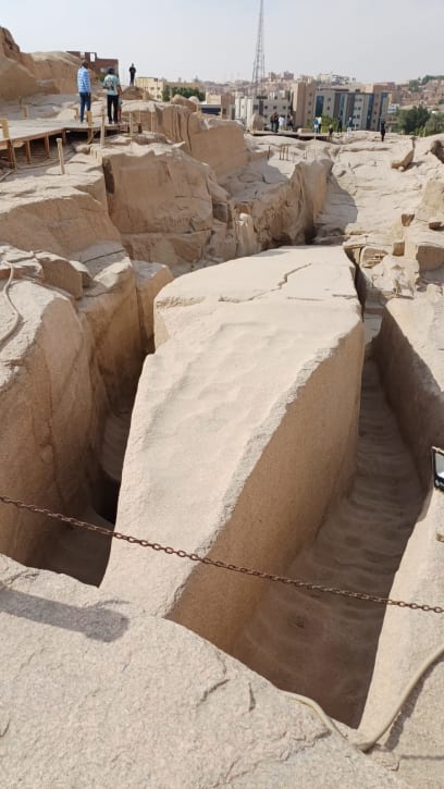 Poslední na Nilu byla návštěva kamenolomu na růžovou žulu, že níž byly vytesány všechny staroegyptské kolosy,tzn. ty obrovské sochy chrámů, a obelisky...lze tu spatřit vylomený kámen na sochu královny Hatšepsut, která už pak nebyla vytesána, protože buď se kvádr nalomil nebo už Hatšepsut zemřela