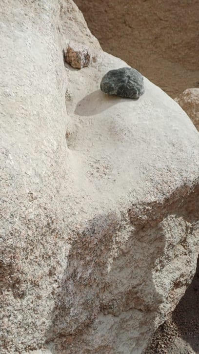 Vylomení kvádru na sochu bylo složité a mimo jiné se používal k vyřezání kámen diuritu