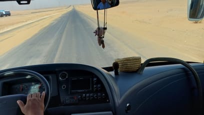 A busem se vydáváme na dlouhou cestu přes Luxor (kde se loučíme s báječným průvodcem Saidem) zpět do Hurghady)