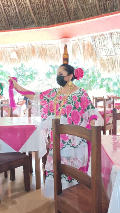 A trošku folklóru u skvělého oběda z místní kuchyně