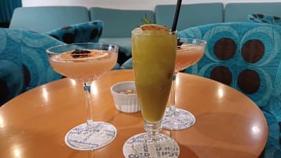 A ihned jsme museli v baru vyzkoušet místní speciální drink PONCHA… Bílý rum, 2 druhy fresh juice, med (ale není to sladké!) a pár dalších ingrediencí, např máta nebo rozmarýn.hmmm, okamžitě jsme pochopili, že kdo okusí, musí se na Madeiře vydat na vědeckou pouť Od Ponchy k Ponche… pro dnešek 2 druhy… dobrou noc!