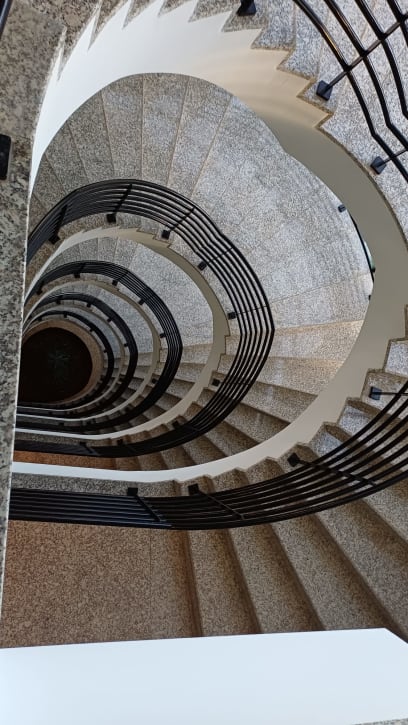 Hmmm samozřejmě fialových jackarand! Architektura je „koloniální“ i velmi moderní a různé artefakty