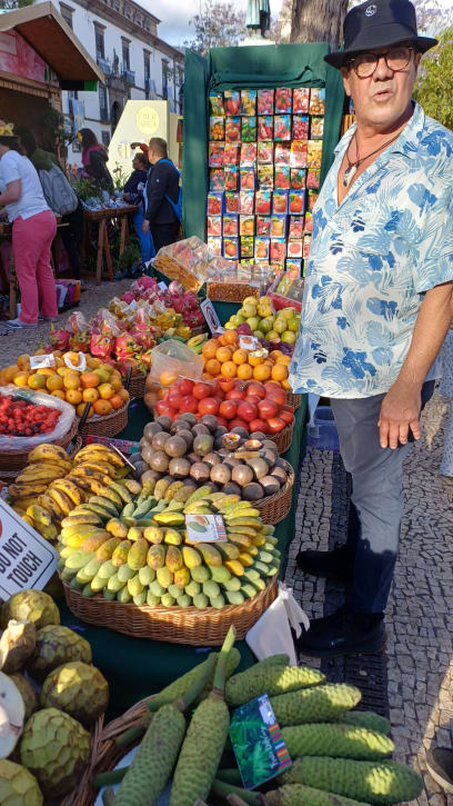 Ovoce: cca 6 druhů maracuji… např. banánová, mandarinková, rajčatová! Ochutnáváme, zapijíme různě namíchanými koktejly Poncha, ochutnáváme pečenou specialitu „Bolla de Caco“, prožíváme podvečerní i večerní centrum Funchalu