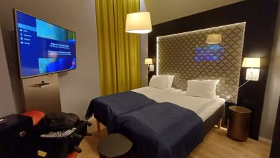 Po Vigellandovi přišla krátká bouřka, tak jsme se jeli ubytovat: bydlíme v jednom z hotelů místního řetězce Thon, hned u centra města...je to tu útulné a samozřejmě seversky dokonale čisté