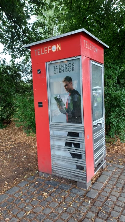 Lidičky, oni tu ještě mají funkční tekefonní budky!