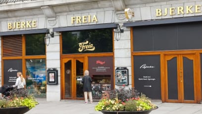 Sem, do kavárny Freia, chodil denně Henrik Ibsen...nevěděla jsem, že byl autista ...a asi vzor pro J. Nicholsona a film asi Lepší už to nebude?...do Freie chodil denně přesně v 11:30 (i kdyby neměl dopsat větu v e svém dramatu), vyžadoval stejný stůl, stejnou obsluhu, stejné lidi u vedlejších stolů atd.