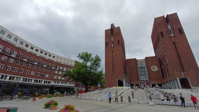 Městská radnice...z 20.stol., výzdoba poválečná...působí to impozantně už díky tomu velkému prostoru