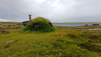 Původní obydlí Sámů...stále se používají jako skladiště