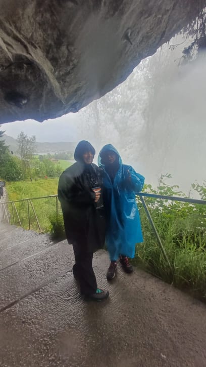 Chodníček pro turisty je za vodopádem...to je hodně dobrý prožitek