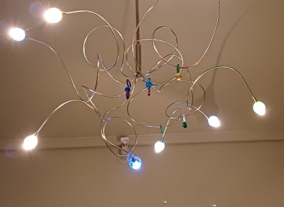 Jsme v rodinném hotýlku a takový máme lustr v pokoji...dost design, coooo