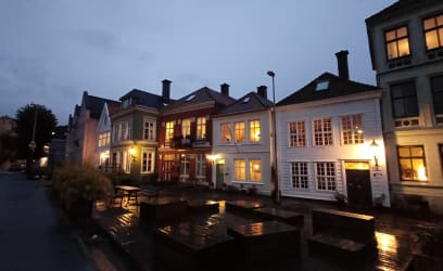Jelikož jsem cestovatel-blázen, půjčila jsem si v hotelu velký deštník a ještě vyrazila do nočního Bergenu...lidičky, to město je tak milé, útulné, půvabné...I když tu vlastně nejsou historické památky jak je známe z jihu, má to svoje kouzlo...