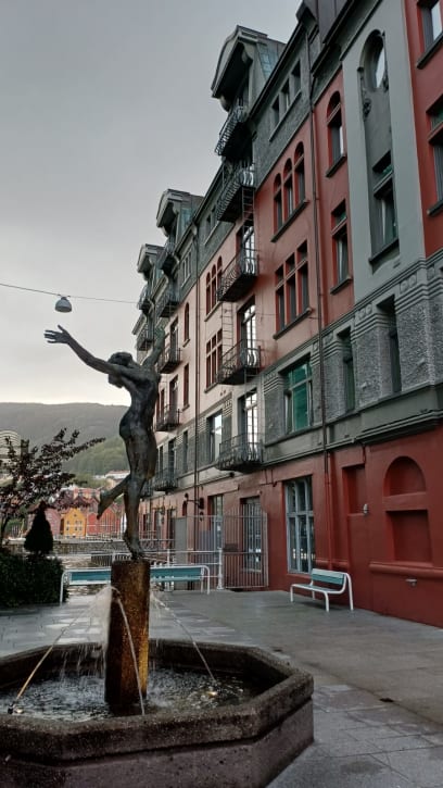 A 3 hodiny nepršelo!!! Takže jsme nachodily 8 km po historickém i současném Bergenu...a znovu stejně jako včera jsem si procítila tohle půvabné - až pohádkové město