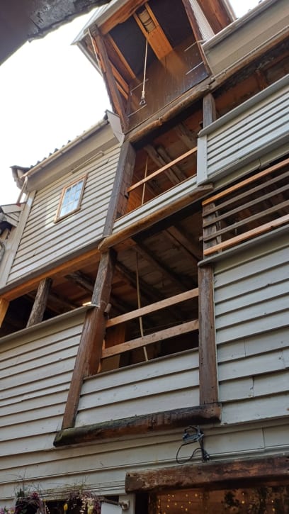 Ještě k Bergenu: tohle jsou zachovalé kladky v hanzovních domech, kterými se vytahovalo zboží, vyložené z lodí, do skladiště