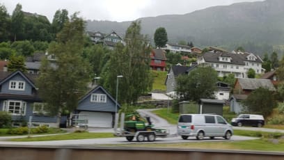 Projíždíme okolo lyžařského centra Voss, kde je v dálce vidět na štítech sníh...dole je zase roztomilá osada