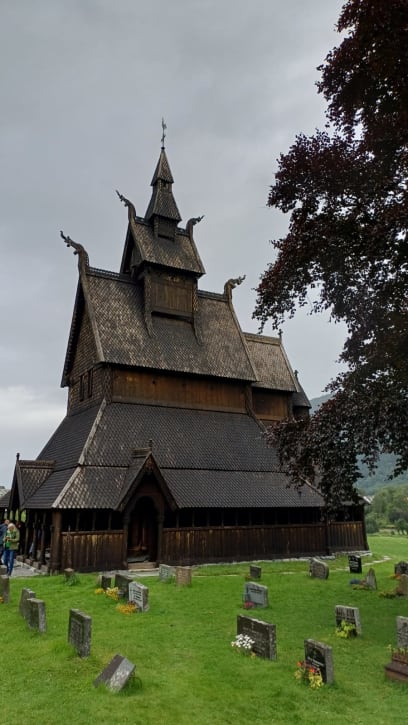 Stavkirke...byl luteránský, dnes věrně zrestaurovaná národní památka