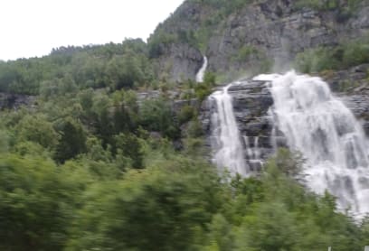 Vodopády jsou tady prostě všude...to proto, že letos v Norsku DOST prší!!!