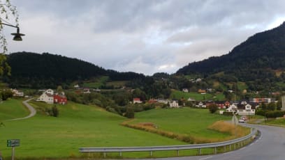 Večerní procházka podél fjordu...skoro slunečno, ale za hoďku zas slejváček...jojo, tak to tady je .. ale pořád dobrá nálada a zvídavost