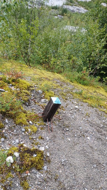 Takto je značená cesta, protože mezi těmi šutry to není schůdné všude, žeee