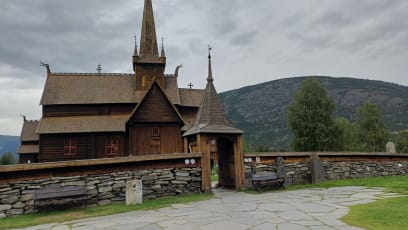 A jsou tu peřeje ledovcové řeky....a opět jeden sloupový kostel