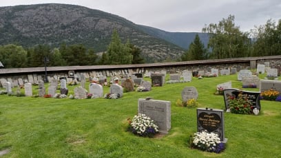 Líbí se mi norské hřbitovy...je tam krásná tráva a u každého kamene = náhrobku jsou vysazené květiny...nic jiného ...to se mi hodně líbí