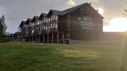 Je zařízený velmi přezdobeně, ale je to tak milé - hoří tu v krbech polena, svítí svíčky, v mnoha zákoutích lampičky...